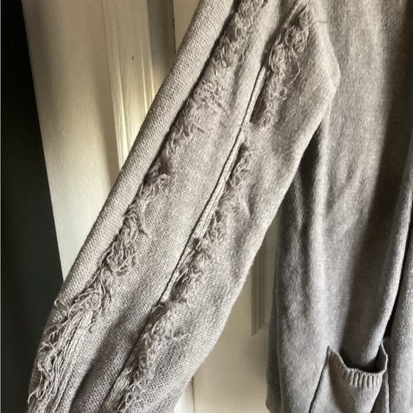 Belle by Bellini 3x grey long sweater/duster. awesome fringe sleeves - Picture 3 of 9